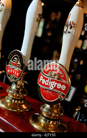 Pompes à bière amère Marstons Pedigree Marstons Banque D'Images