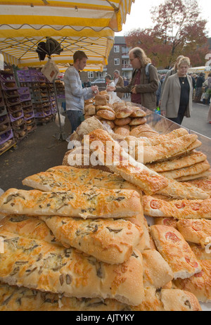 Pain aromatisé stand au marché des fermiers à Winchester, Hampshire Banque D'Images