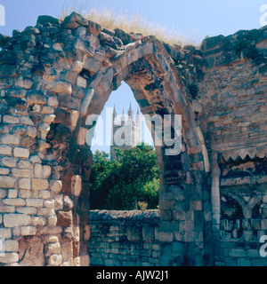 St Oswald's Priory Gloucester avec la cathédrale de Gloucester visible par l'arche en ruine Banque D'Images