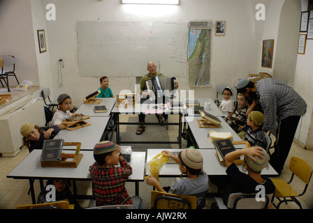 De jeunes enfants juifs ont une conférence religieuse dans le complexe de Beit Hadassah, près de la colonie israélienne d'Avraham Avinu, dans la vieille ville d'Hébron en Cisjordanie Banque D'Images