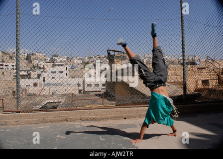 Jeune colon juif jouant à Abraham Avinu dans le quartier divisé ville cisjordanienne de Hébron Israël Banque D'Images