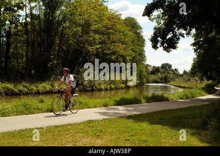 Randonnée à vélo en France sur chemin de halage du canal du Centre à Santenay Banque D'Images