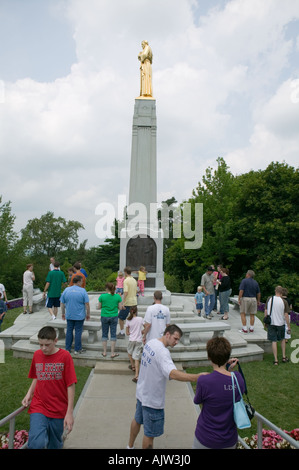 Les touristes affluent à Mormon statue d'Ange Moroni sur la Colline Cumorah Palmyre New York Banque D'Images