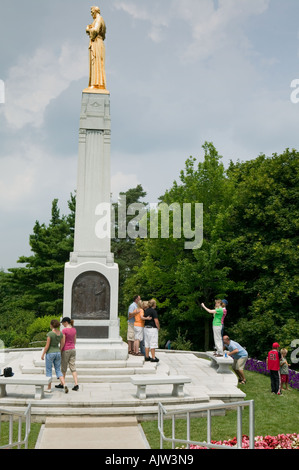 Les touristes affluent à Mormon statue d'Ange Moroni sur la Colline Cumorah Palmyre New York Banque D'Images