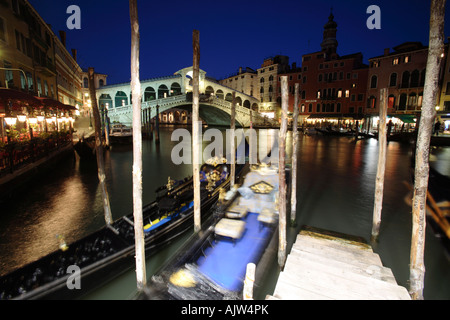Grand Canal et le pont du Rialto, Venise, Italie Banque D'Images