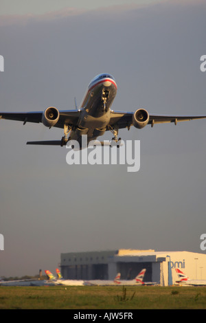 American Airlines Boeing 777 qui a décollé de la piste 27R à l'aéroport Heathrow de Londres, UK Banque D'Images