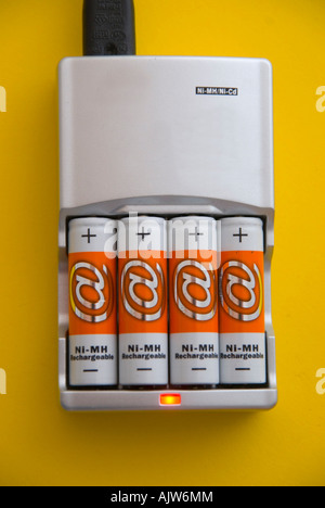 Batteries NiMH rechargeables au nickel-hydrure de farine et chargeur Banque D'Images