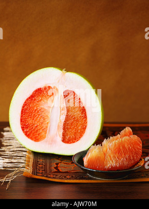 Pomelo rouge montrant les articles Banque D'Images