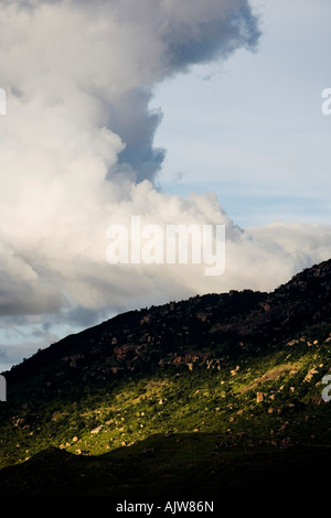 Les nuages de tempête formée au-dessus de colline indien. L'Andhra Pradesh, Inde Banque D'Images