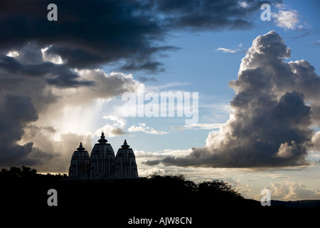 Coucher de soleil nuages de tempête sur les bâtiments de l'ashram indien. Puttaparthi, Andhra Pradesh, Inde Banque D'Images