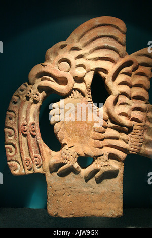 Sculpture en pierre d'un aigle ou un autre oiseau fouillé à Teotihuacan, le site archéologique précolombienne près de Mexico. Banque D'Images