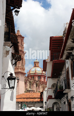 Rue animée à Taxco Mexique avec vue sur la cathédrale de Santa Prisca dome s'élevant au-dessus de bout de la rue. Banque D'Images