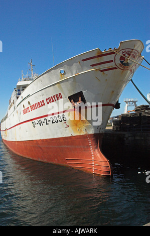 Arc d'un grand navire de pêche en mer dans le port de Vigo en Espagne pour le remontage Banque D'Images