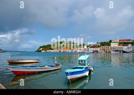 St George's, Grenade, ville de l'île des Caraïbes carenage bateau de pêche paysage pittoresque Banque D'Images