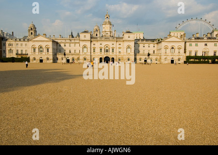 Grand angle de visualisation horizontal de la parade appelé en dehors de Horse Guards Parade sous le soleil. Banque D'Images