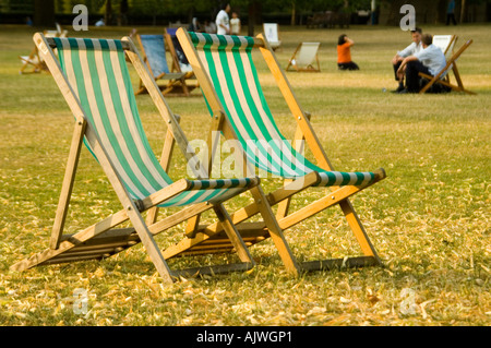 Vue verticale de deux chaises vides dans un parc au soleil. Banque D'Images