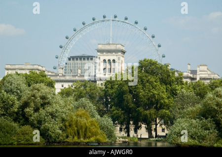 Grand angle horizontal de la vue sur St James's Park à Horse Guards Parade avec le "London Eye" à l'horizon. Banque D'Images