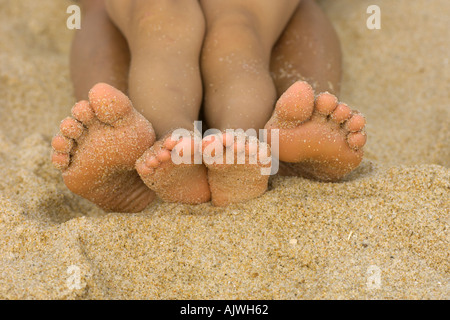 Mère et fils, pieds dans le sable, petits et grands pieds Banque D'Images