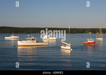 L'avis de Cundy s Harbour de Holbrook Wharf Cundy Harbor Maine Banque D'Images