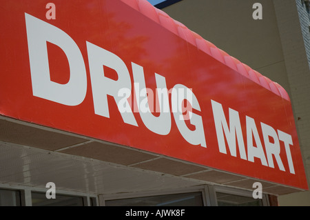 Drug Mart signe sur la rue principale à Collingwood (Ontario) Canada Banque D'Images