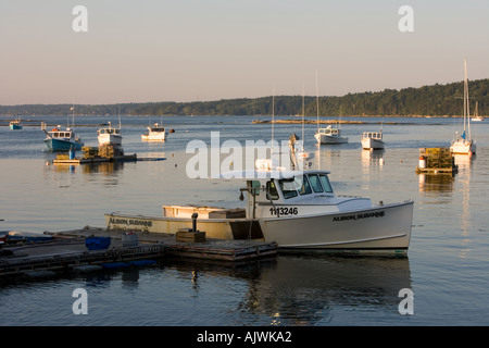 L'avis de Cundy s Harbour de Holbrook Wharf Cundy Harbor Maine Banque D'Images