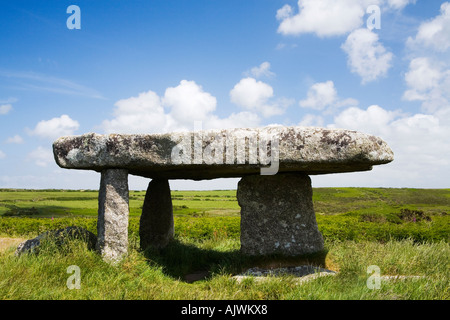 Lanyon Quoit près de Madron West Penwith sur la péninsule de Lands End sous le soleil d'été Cornwall England UK Royaume-Uni GB Banque D'Images