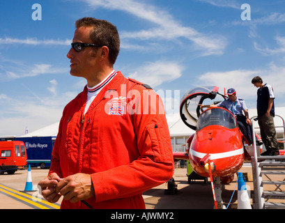 Des flèches rouges RAF aerobatic display team pilote à Fairford International Air Show 2006 Gloucestershire Angleterre Grande-bretagne GO Banque D'Images