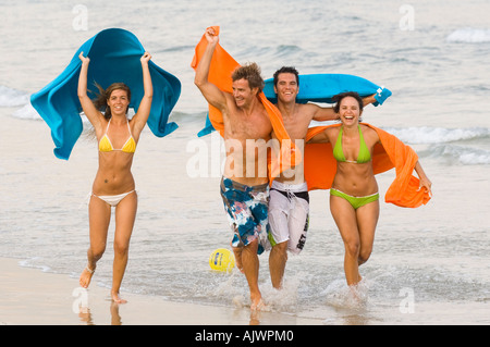 Groupe de personnes s'amusant sur la plage Banque D'Images