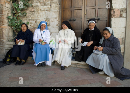 Les religieuses catholiques de manger le déjeuner à Assise, Ombrie, Italie Banque D'Images