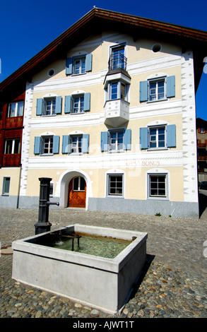 Maison de l'Engadine et fontaine Samedan Grisons Suisse Engadine supérieure Banque D'Images