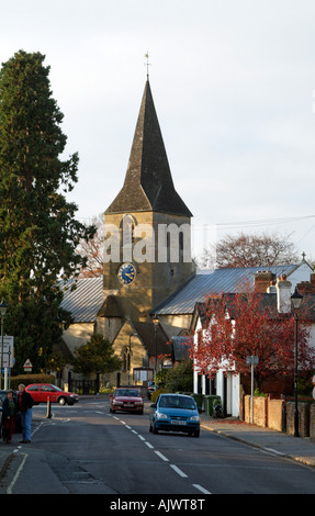 Une ville d'Alton Hampshire England UK St Lawrence Church et propriétés de la rue de l'Église Banque D'Images