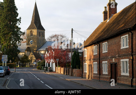 Une ville d'Alton Hampshire England UK St Lawrence Church et propriétés de la rue de l'Église Banque D'Images