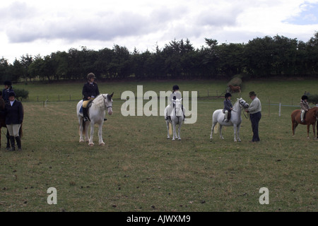 Poneys et cavaliers sur un salon Banque D'Images