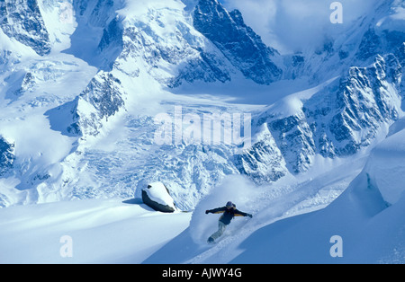 Snowboarder Reggie Starinkas hors piste à la zone de St Moritz les alpes suisses La Suisse Banque D'Images