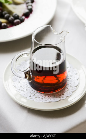 Le sirop de bleuet avec crêpe rempli Banque D'Images