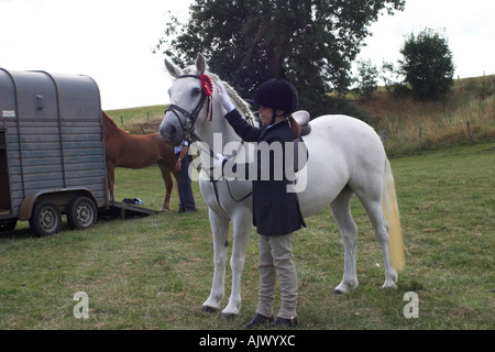 Poney Eriskay et Rider sur un salon avec une Rosette Rouge Banque D'Images