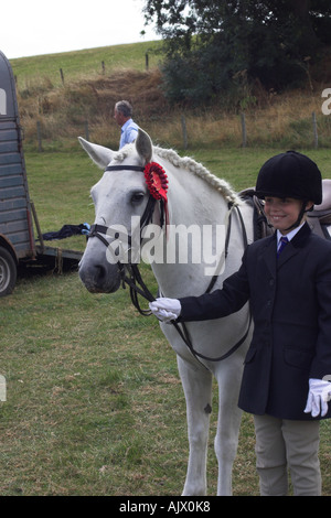 Poney Eriskay et Rider sur un salon avec une Rosette Rouge Banque D'Images