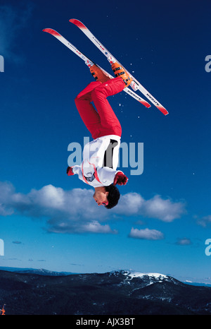 Homme ski de neige. Somersaulting. L'Australie. Victoria, Mount Buller. Banque D'Images