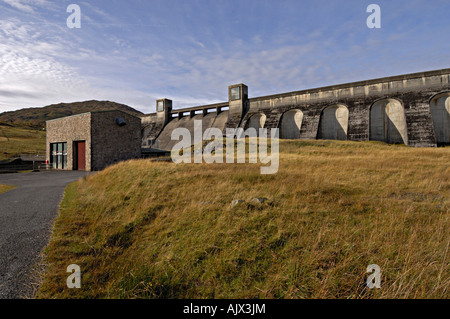 Le barrage de Loch Lyon et Lubreoch hydro electric power station Glen Lyon Perthshire Scotland UK Banque D'Images