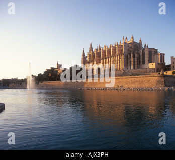 Voir la cathédrale de Palma de l'Almudaina et Parc de la fontaine de mars à la fin de l'après-midi Palma de Majorque Îles Baléares Espagne Banque D'Images