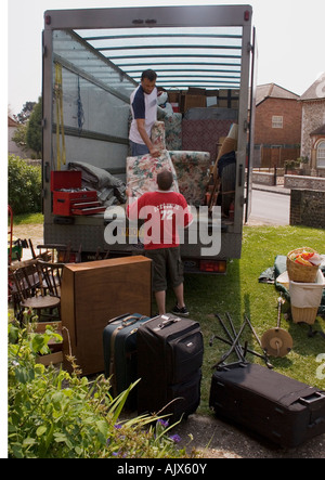 Deux hommes loading van avec des matières Banque D'Images