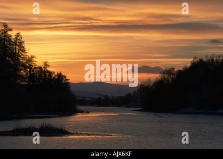 Paysage coloré vista du Loch Insh kincraig strathspey Highlands en Écosse au coucher du soleil par une froide soirée de décembre Banque D'Images