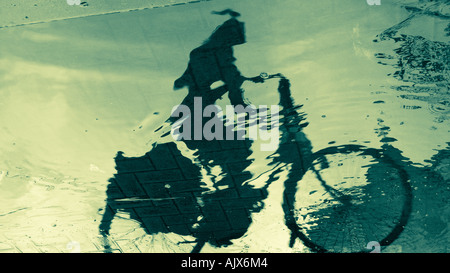 La réflexion de cyclistes et des capacités en grande flaque Amsterdam Hollande Pays-bas Europe Banque D'Images