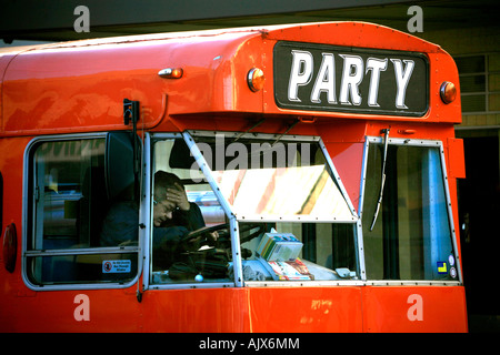 L'Australie Sydney Party Bus Driver avec un mal de tête Banque D'Images