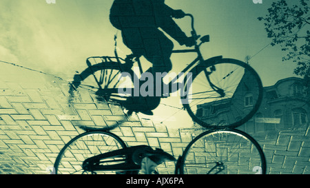 La réflexion de cyclistes et des capacités en grande flaque Amsterdam Hollande Pays-bas Europe Banque D'Images