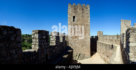 Château templier de Almourol. L'un des plus célèbres châteaux au Portugal. Construit sur une île rocheuse au milieu de tage. Banque D'Images