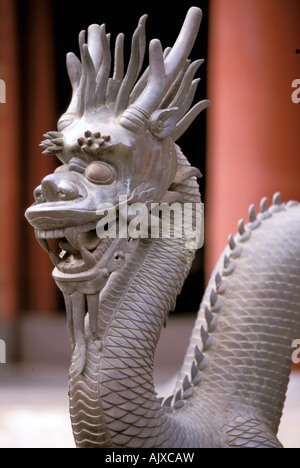 L'Asie, Chine, Pékin, Cité interdite. Tête de dragon en bronze sculpture Banque D'Images