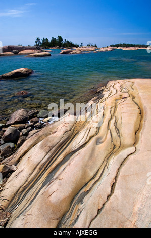Les intrusions de granite et de minéraux le long de la rive dans l'île Fox Bay Desjardins, Baie Georgienne, Killarney, Ontario, Canada Banque D'Images