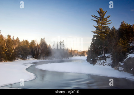 De l'eau libre au-dessus de la rivière Wanapitei rapids avant l'aube sur un froid matin d'hiver, le Grand Sudbury, Ontario, Canada Banque D'Images