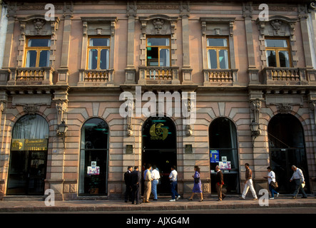 Les mexicains, les clients, l'attente dans la ligne pour banque d'ouvrir, Santiago de Queretaro, Queretaro, Queretaro, Mexique de l'État Banque D'Images